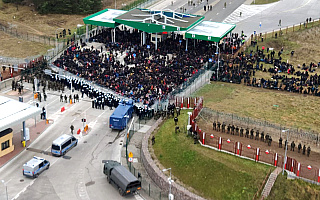 Kilkuset cudzoziemców na przejściu w Kuźnicy. „Będzie próba siłowego sforsowania granicy”